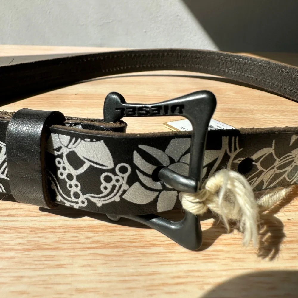 Diesel girl’s Beratik leather belt new with tags 26”
